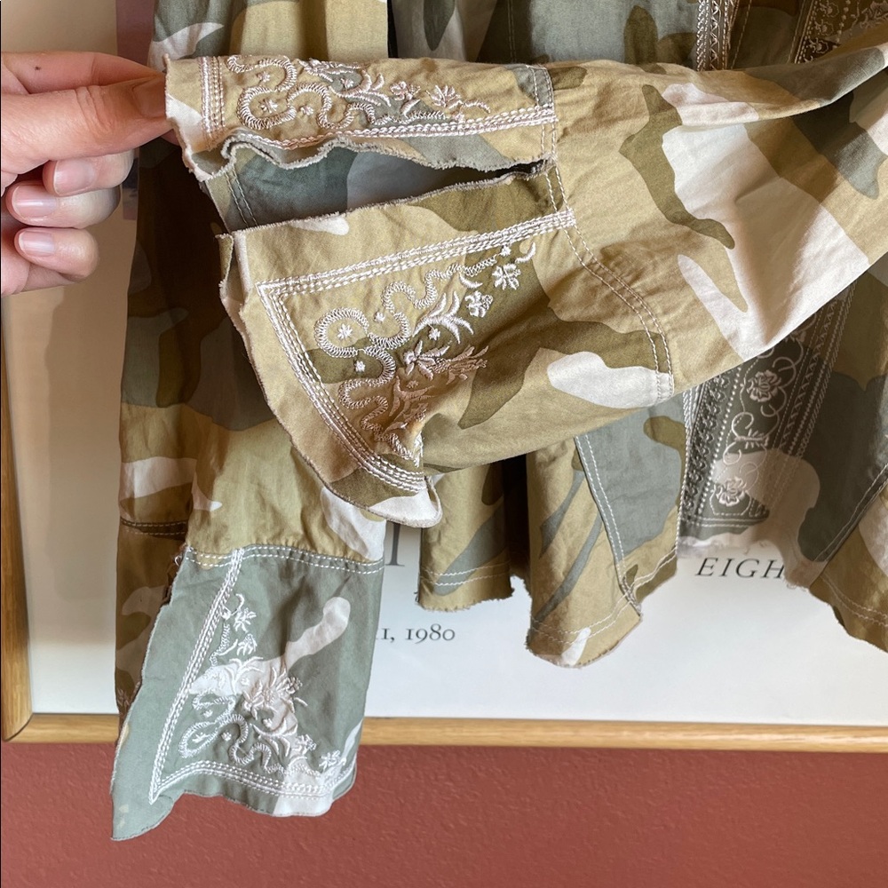 Johnny Was 3J Workshop Embroidered Cotton Camo Ribbon Trim Blouse, Size XL - Picture 3 of 11